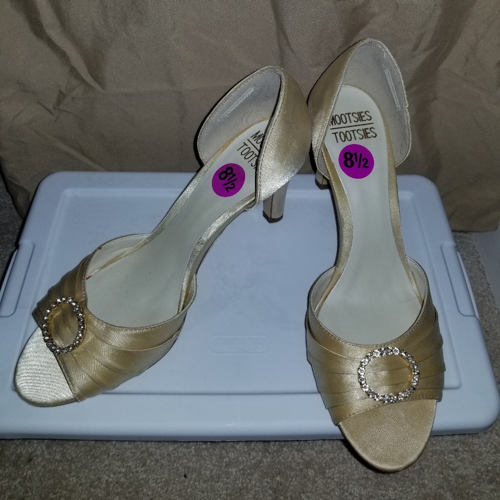 CHAMPAGNE COLORED HEELS BY MOOTSIES TOOTSIES